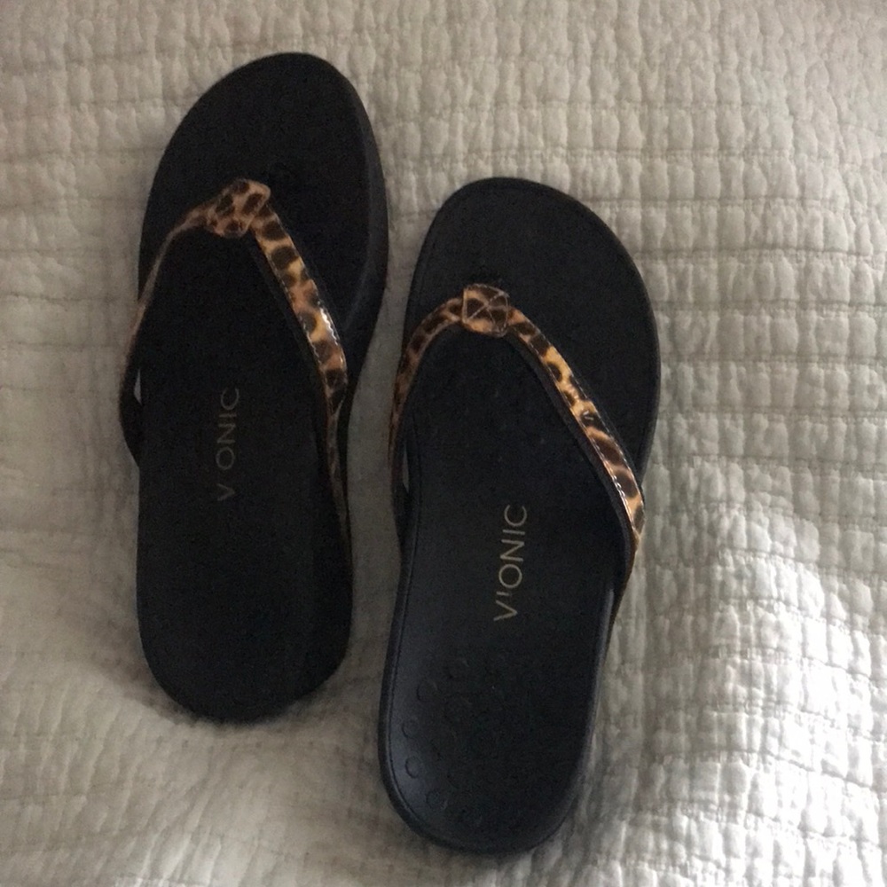 Vionic Cheetah print sandals- Like new